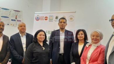 محافظ البحر الأحمر ونائبة وزيرة التضامن الاجتماعي يبحثان تنفيذ مشروعات تنموية بحلايب وشلاتين.. ويفتتحان عيادة لتنمية الأسرة بالغردقة 5 3 6