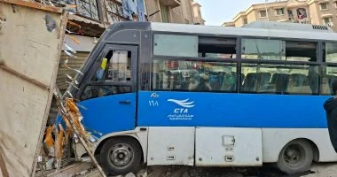 عاجل | إصابة 22 عاملاً إثر حادث اصطدام أتوبيس برصيف طريق الواحات الصحراوي 1 69