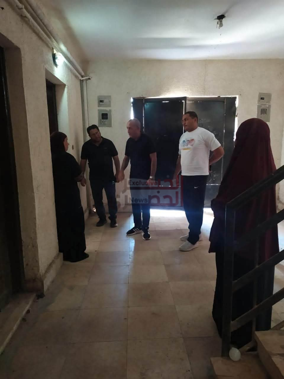 متابعة ميدانية من رئيس حي 15 مايو لاستقبال الأسر المتضررة من انهيار عقار منشأة ناصر 5 FB IMG 1783092420498