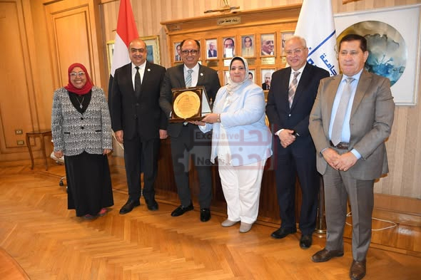في أجواء من الوفاء والتقدير.. رئيس جامعة العاصمة يكرّم الدكتور عماد أبو الدهب نائب رئيس الجامعة للدراسات العليا والبحوث وعددًا من العمداء السابقين تقديرًا لعطائهم 1 تك