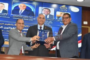 رئيس جامعة مدينة السادات يقود حوارًا تفاعليًا مع طلاب كلية التجارة على هامش البرنامج التدريبي للتطبيقات العملية للقوانين المنظمة لسوق العمل 3 4 3