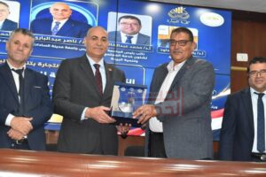رئيس جامعة مدينة السادات يقود حوارًا تفاعليًا مع طلاب كلية التجارة على هامش البرنامج التدريبي للتطبيقات العملية للقوانين المنظمة لسوق العمل 4 5 2
